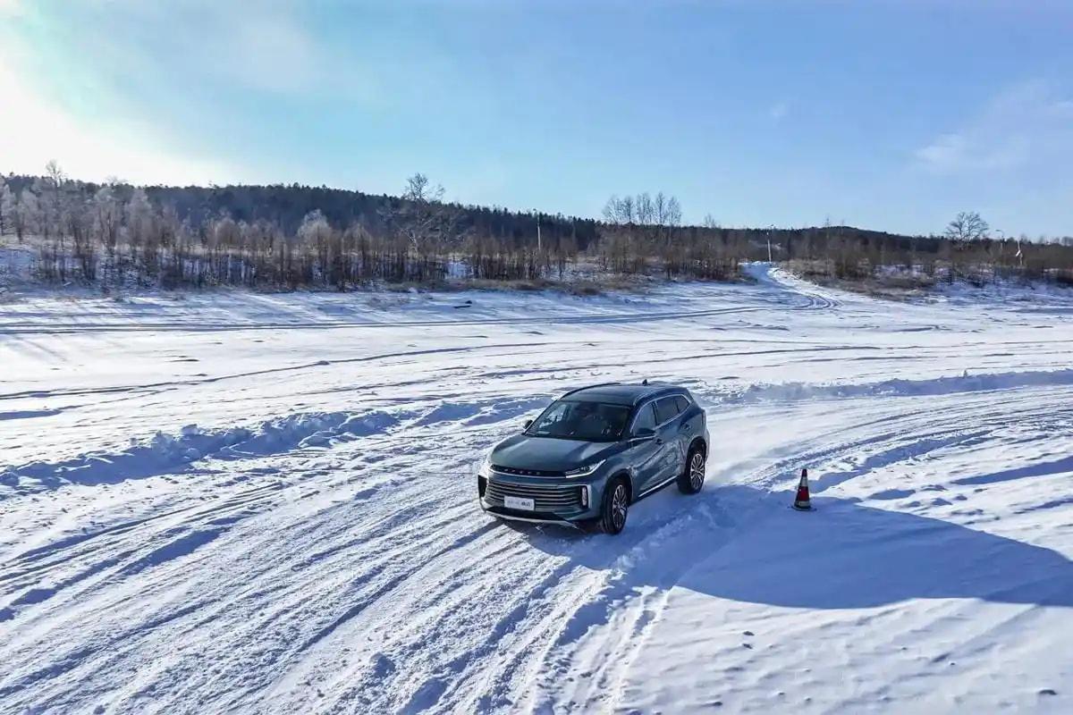 冰雪路面智驾SUV